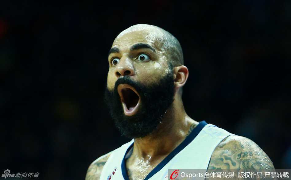 哈里斯奋力摘下篮板，四川外援在广东内线群中拼出一线生机。