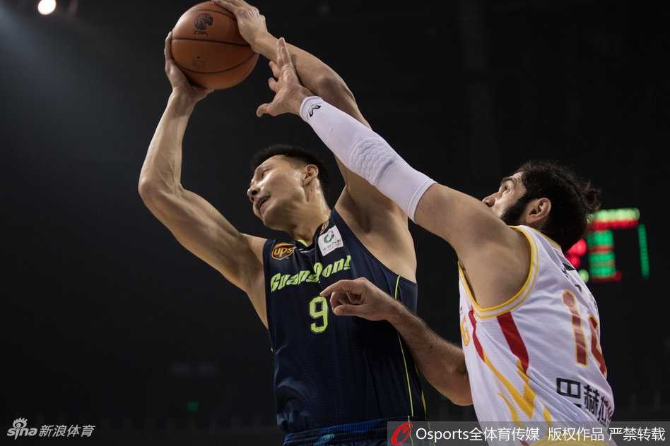 希克森在广东多人合围下，凭借强壮的身体强行挤出空间，将球狠狠砸进篮筐，宣泄着不可阻挡的怒火。