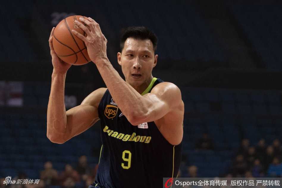 赵睿犹如一道白色闪电，持球一条龙飞速穿越半场，面对补防球员毫不畏惧，眼神专注地寻找着最佳的传球线路。