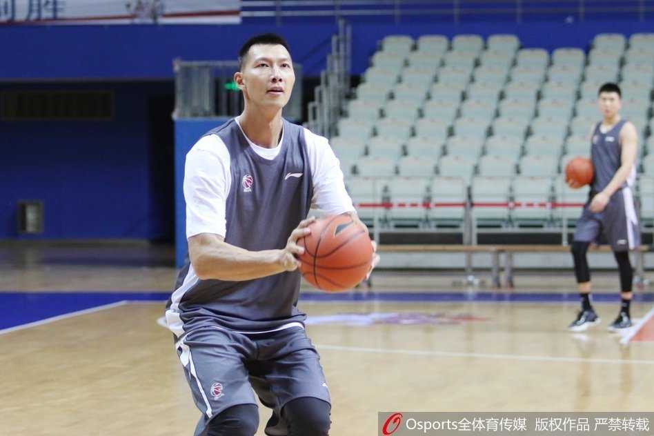 年轻后卫赵睿像一头初生牛犊，运球突破时充满爆发力，他的冲击力将是广东队撕开上海防线的利器。