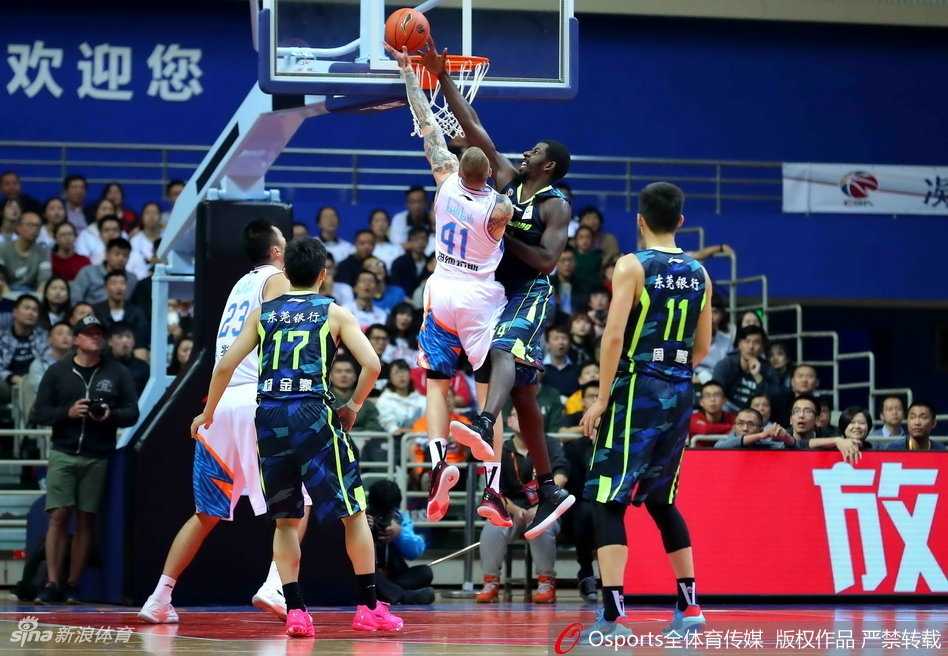 易建联在董瀚麟的贴身防守下高高跃起，用一次标志性的单手劈扣肆虐篮筐，整个球馆仿佛都为之震动，这一球也彻底点燃了广东队的替补席。