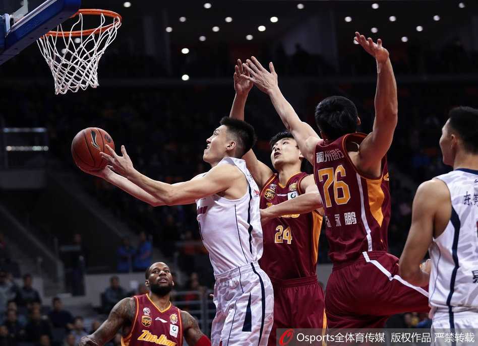 尼克尔森高举双臂激情庆祝，眼神中满是杀气，这一晚他砍下了生涯新高的45分。