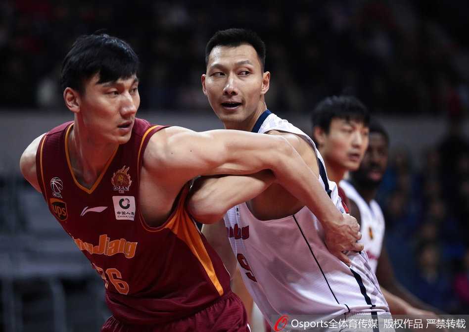 威姆斯突破重围强行上篮，面对旧主他毫无保留，用27分证明了自己的价值。