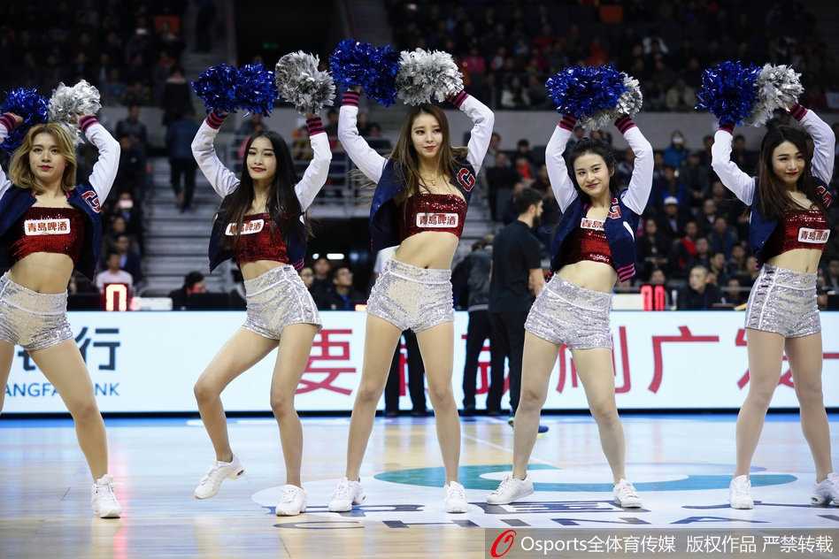 另一场比赛日抓拍，灯光变换成梦幻的紫色，宝贝们的剪影充满力量感，她们是赛场上一道流动的风景线，让紧张的比赛节奏张弛有度。