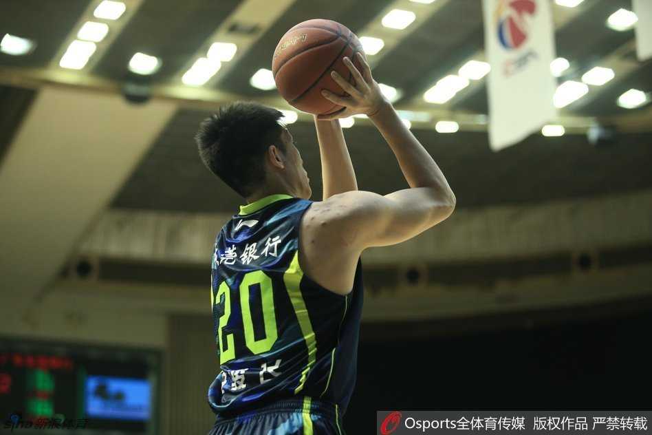 任骏飞在对手封盖到来之前冷静出手，篮球脱手而出的瞬间，仿佛时间都为之静止。