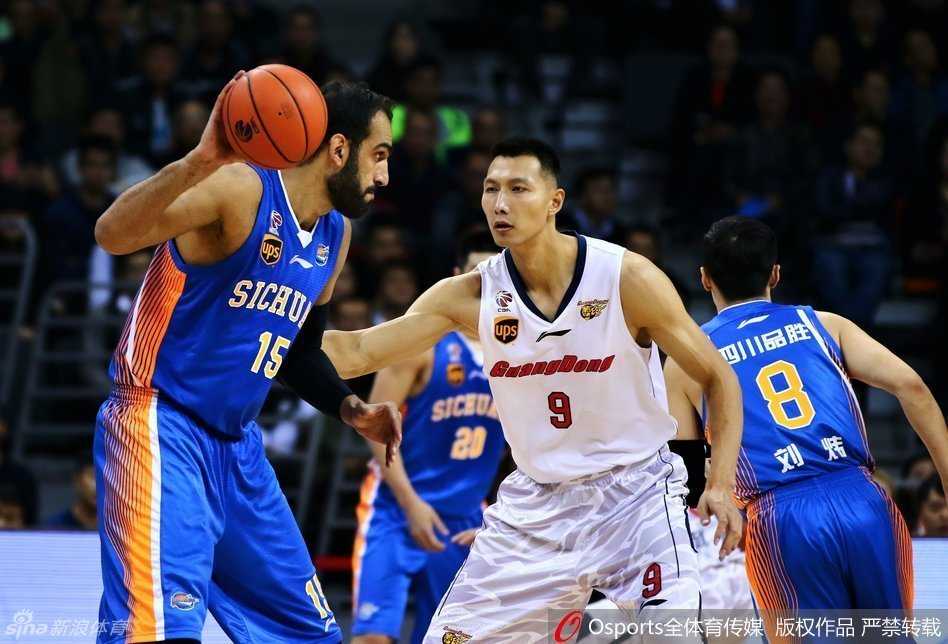 场边的杜锋指导神情专注，正向裁判询问着刚才的判罚，而四川队的哈达迪则叉腰站在一旁，表情无奈