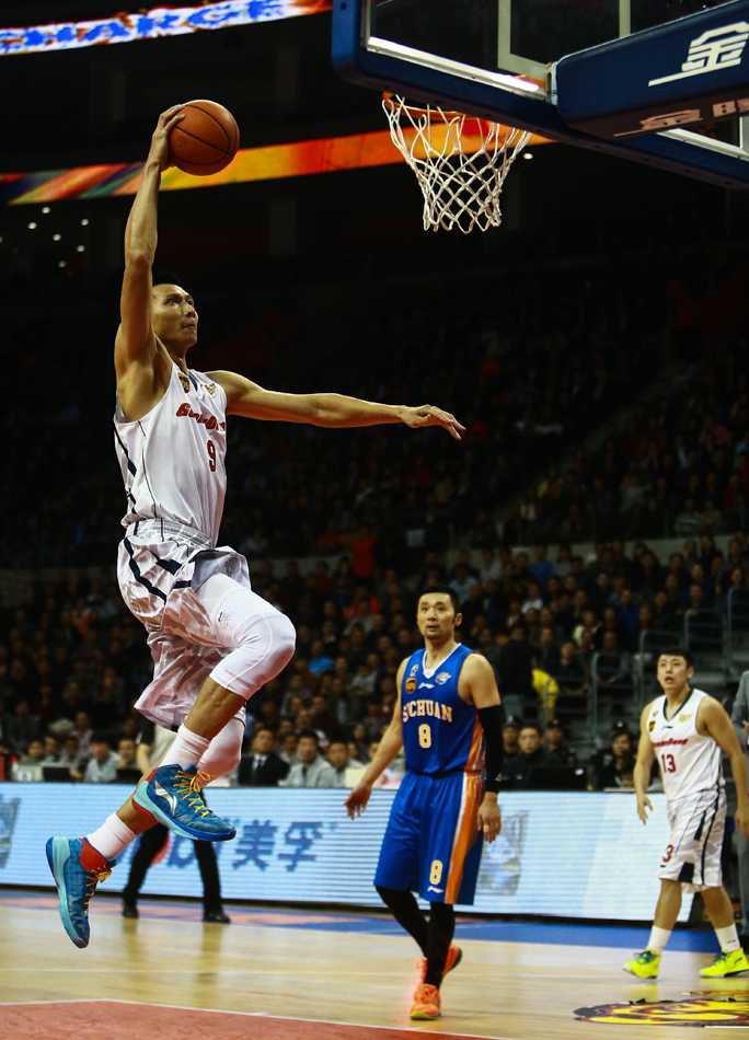 四川外援哈达迪与易建联在篮下展开激烈肉搏，两人肌肉紧绷，寸土必争，空气中弥漫着内线强员对抗的火药味