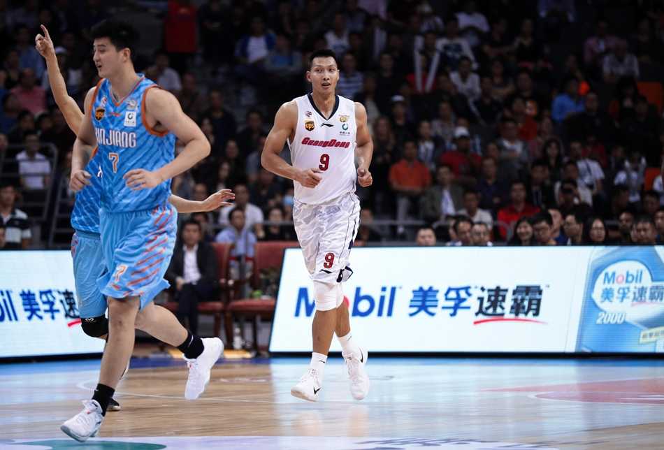 周鹏在新疆队的内线拼抢中高高跃起，用指尖将篮板球点进篮筐，这次关键的二次进攻帮助广东队在末节稳住了阵脚。