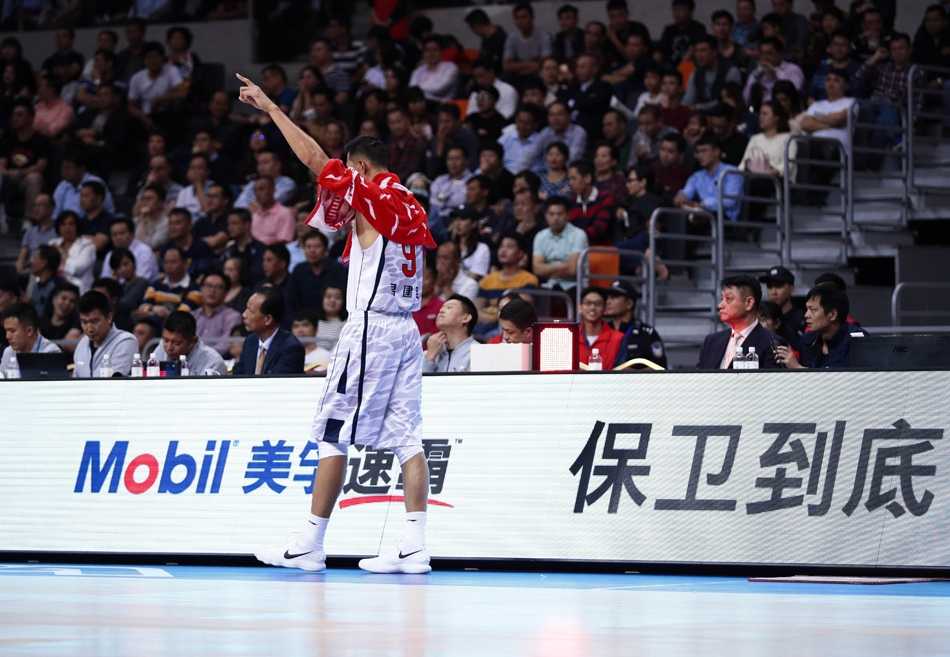 亚当斯在广东队多人包夹下强行三分出手，皮球在空中划出一道彩虹弧线直钻网窝，他紧咬牙关的眼神里写满了不信命、不认输。