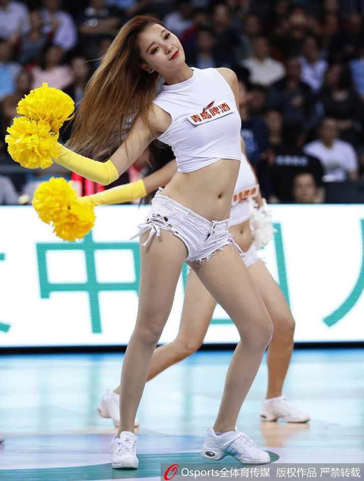 伴随着轻快的流行乐，宝贝们扎着利落的高马尾，做出俏皮的捧脸动作，眼神灵动地看向镜头，她们身后就是即将易边再战的赛场，一边是柔美的舞蹈，一边是即将到来的肌肉碰撞，构成一幅奇妙的画卷。