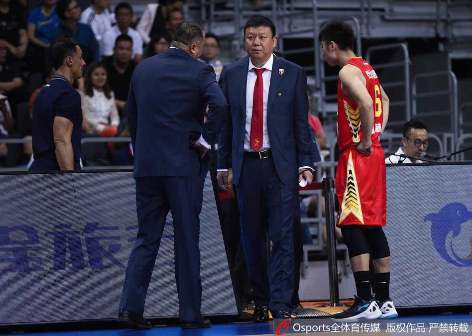 新外援尼克尔森手感滚烫，他在三分线外果断出手，球离手的瞬间，手指轻轻拨动，仿佛在弹奏一曲美妙的乐章，篮球应声入网，拉开了广东队进攻的序幕。