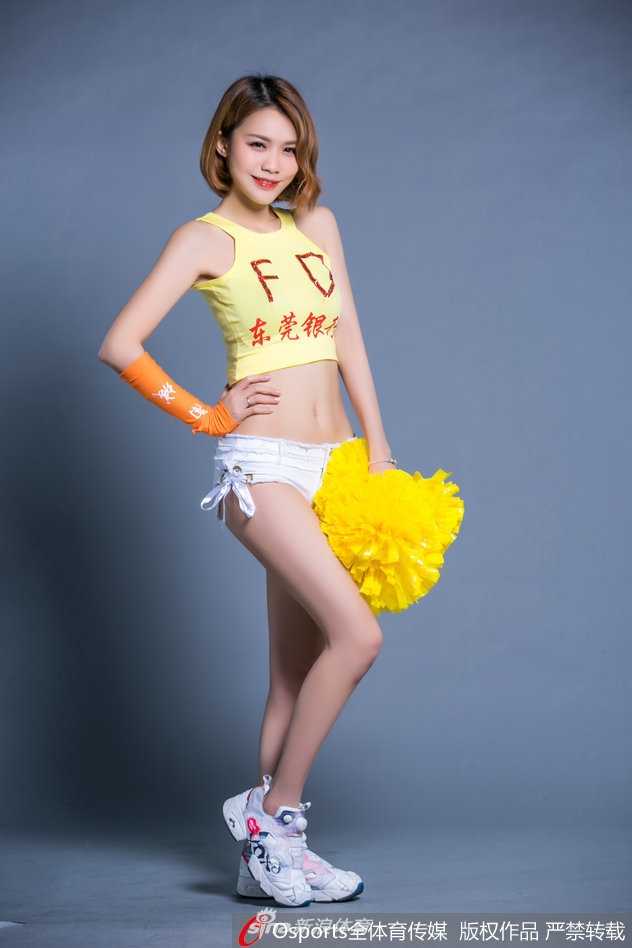 灯光下，宝贝们随着节奏整齐地挥动手臂，金色的流苏在空中划出优美弧线，仿佛在为宏远的新赛季征程铺就金光大道。