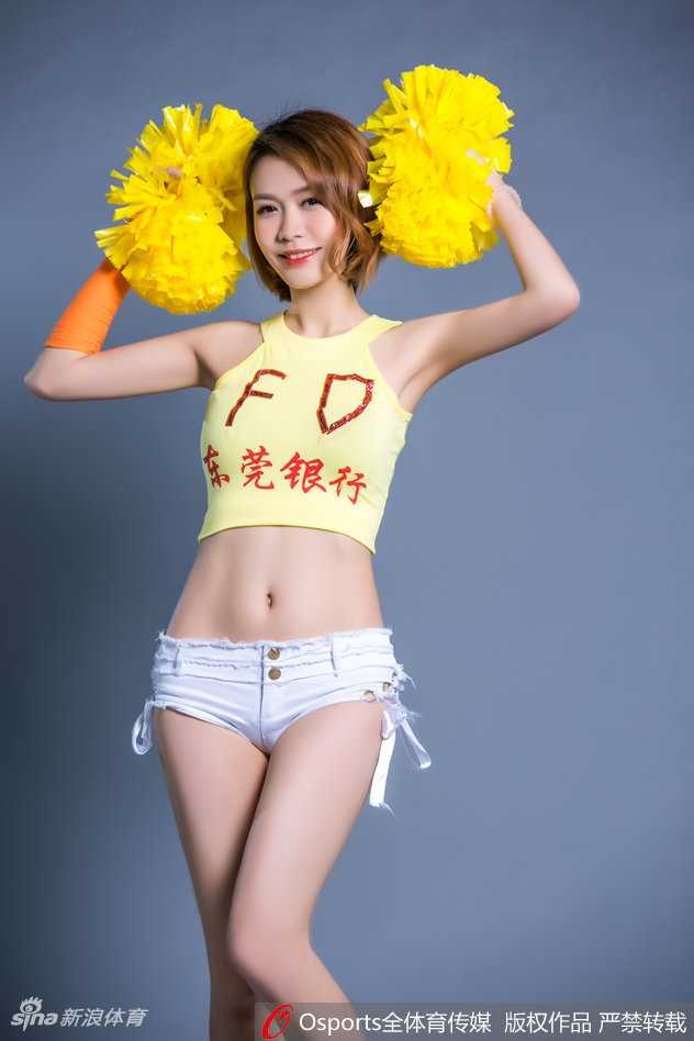 伴随着劲爆的电子音乐，全体篮球宝贝摆出整齐划一的ending pose。她们高举手臂，脸上洋溢着极具感染力的笑容，仿佛在用身体语言宣告：广东，准备好了！