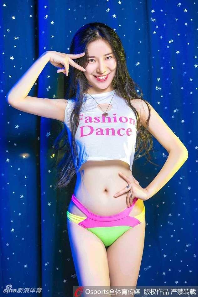 低头整理衣角的瞬间被抓拍，不经意的动作反而透露出真实自然的温柔一面