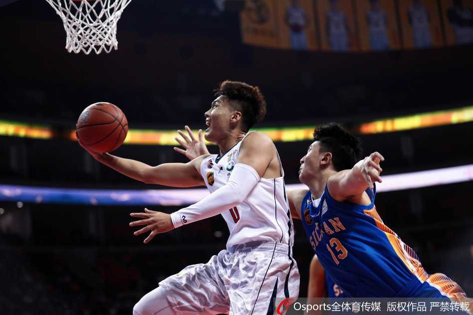 易建联在哈达迪头顶完成单手劈扣，展现出惊人的弹跳与核心力量