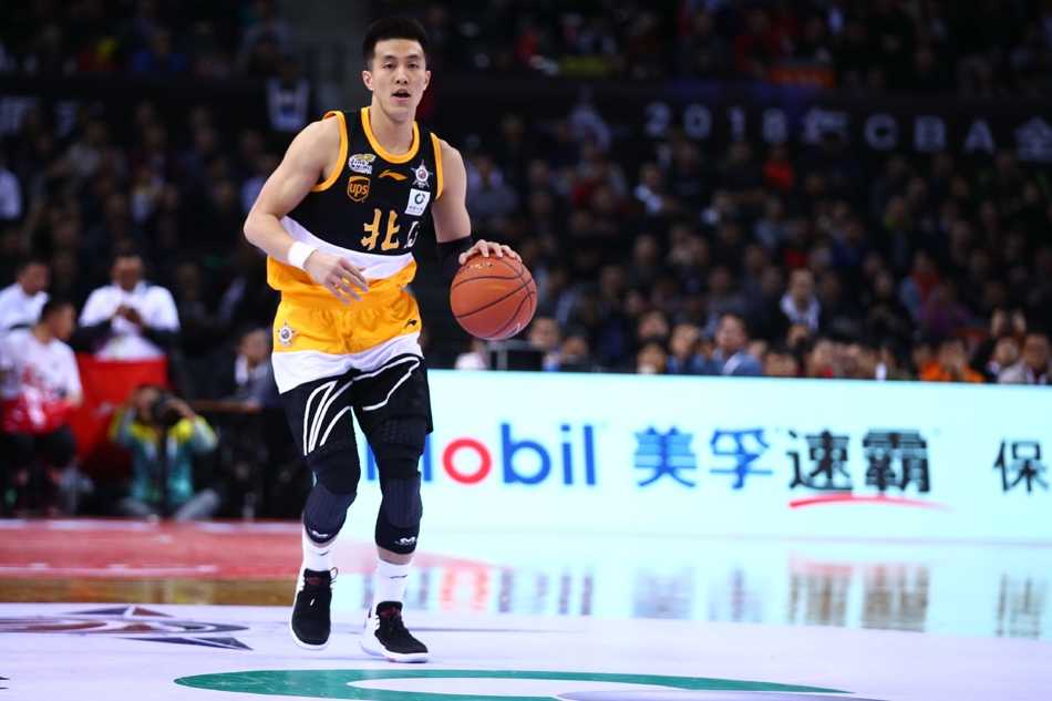 南区队的赵泰隆完成一记势大力沉的单手劈扣后，身体挂在篮筐上，仿佛在享受这一刻飞翔的快感。