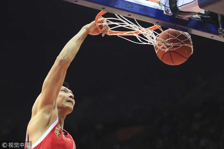 易建联高高跃起，双手狠狠将球砸进篮筐，整个球馆瞬间被他的暴力美学点燃，仿佛宣告着本土王者的归来。