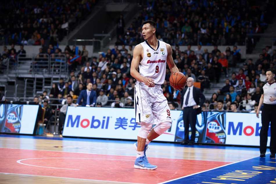 大比分落败后，广东队核心易建联神情严峻地坐在地板上，眼神中透露出不甘与失落，与现场欢庆的辽宁队形成鲜明对比。