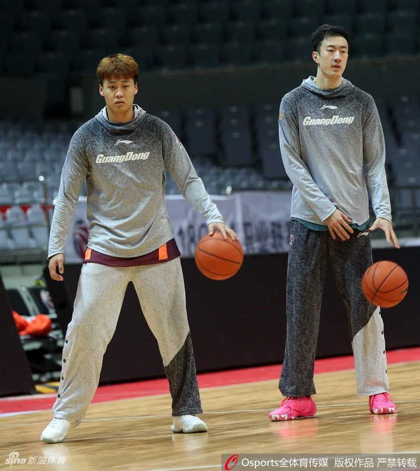 训练结束，赵睿拿起毛巾擦汗，背景是空旷的球场，此刻的宁静正是为了赛场上的喧嚣。