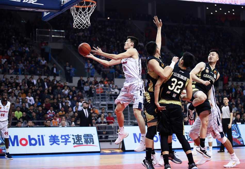 面对山东队外援莫泰尤纳斯的贴身长臂干扰，手感火热的易建联果断选择金鸡独立式后仰跳投，篮球在空中划出一道完美的弧线，直坠网心。