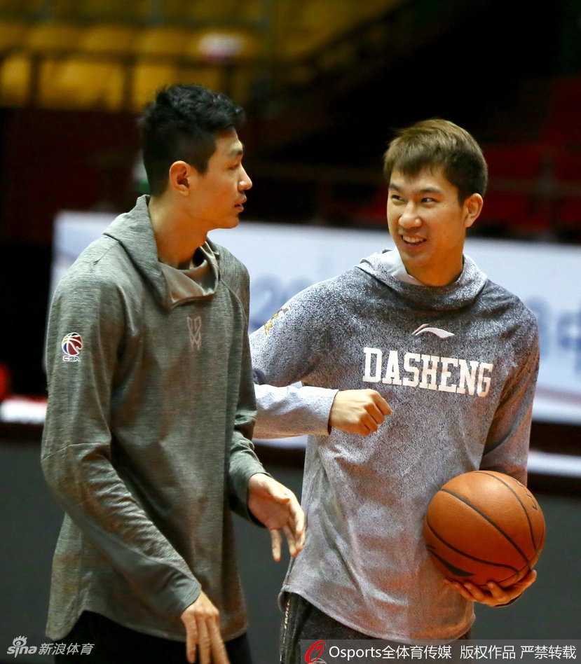 同曦将士们在训练中眼神坚毅，汗水浸透了球衣，誓要拿下这场关键胜利