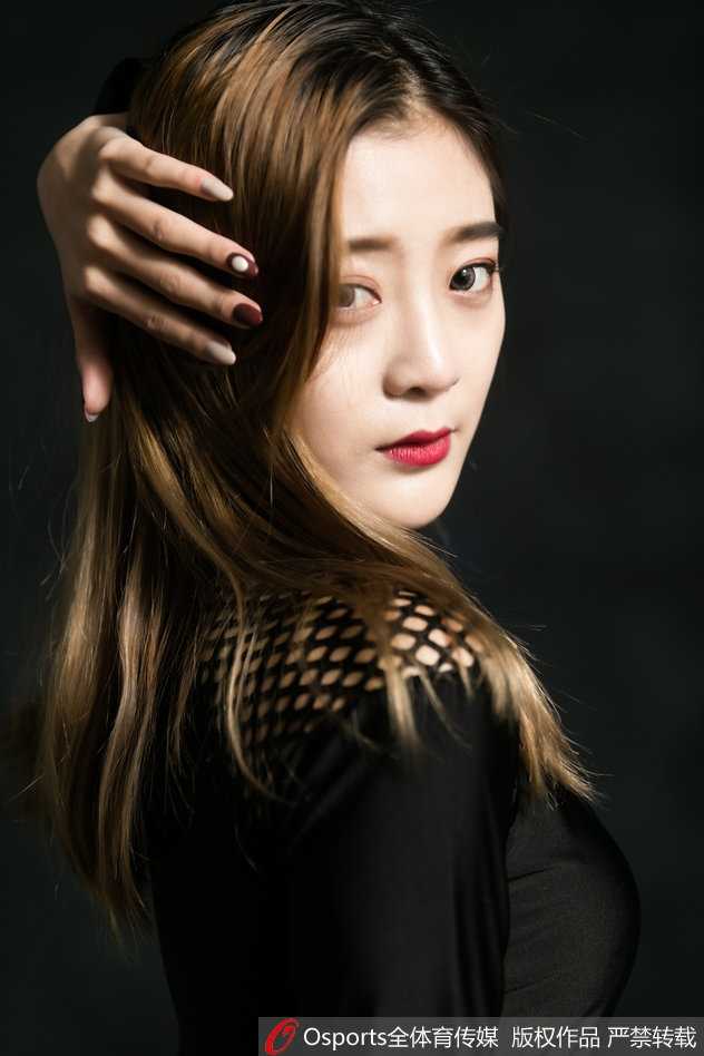 镜头捕捉到啦啦队员侧身回眸的瞬间，修长的身材与精致的五官相得益彰，飞扬的马尾辫洋溢着青春的活力