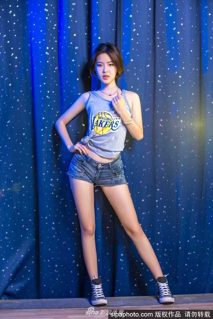 篮球宝贝回眸瞬间，金色短裙在灯光下闪耀，修长美腿成为看台上一道靓丽风景线