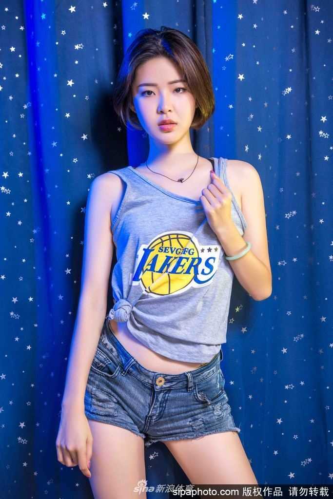 动感节拍中，宝贝们高举双手纵情跳跃，流苏随动作飞舞，洋溢着青春与活力