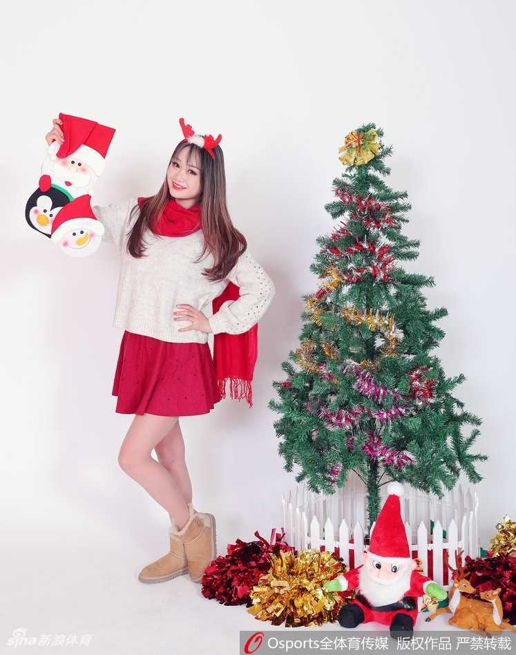 头戴圣诞鹿角发饰的啦啦队员，手捧红色礼盒，眼中闪烁着星光，仿佛在派送节日的惊喜