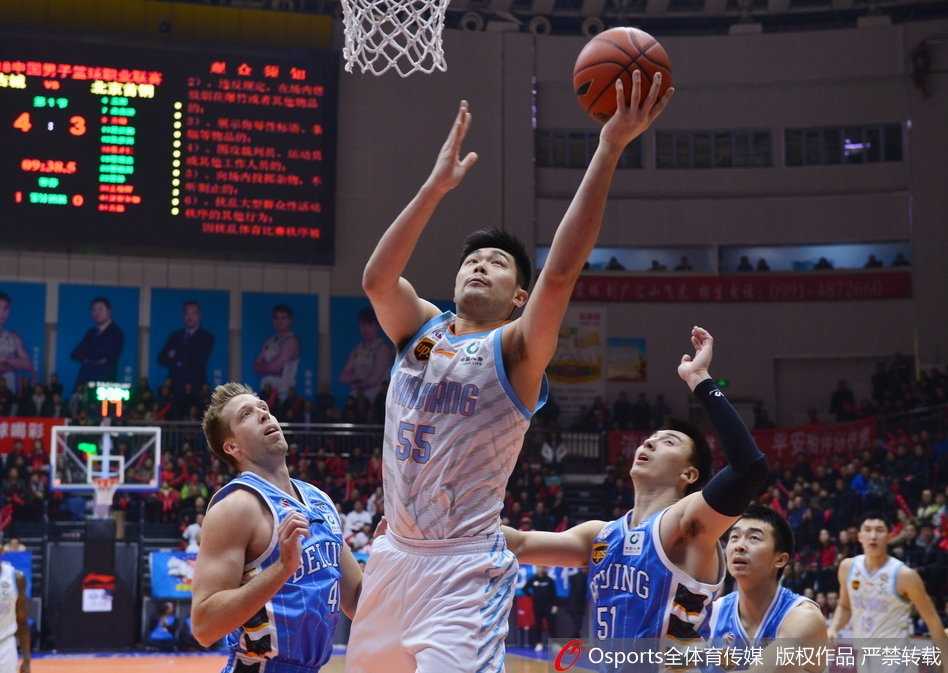 胜负已定，新疆队球员们围聚在一起，庆祝这场来之不易的险胜，他们的脸上洋溢着胜利的喜悦和如释重负的轻松。