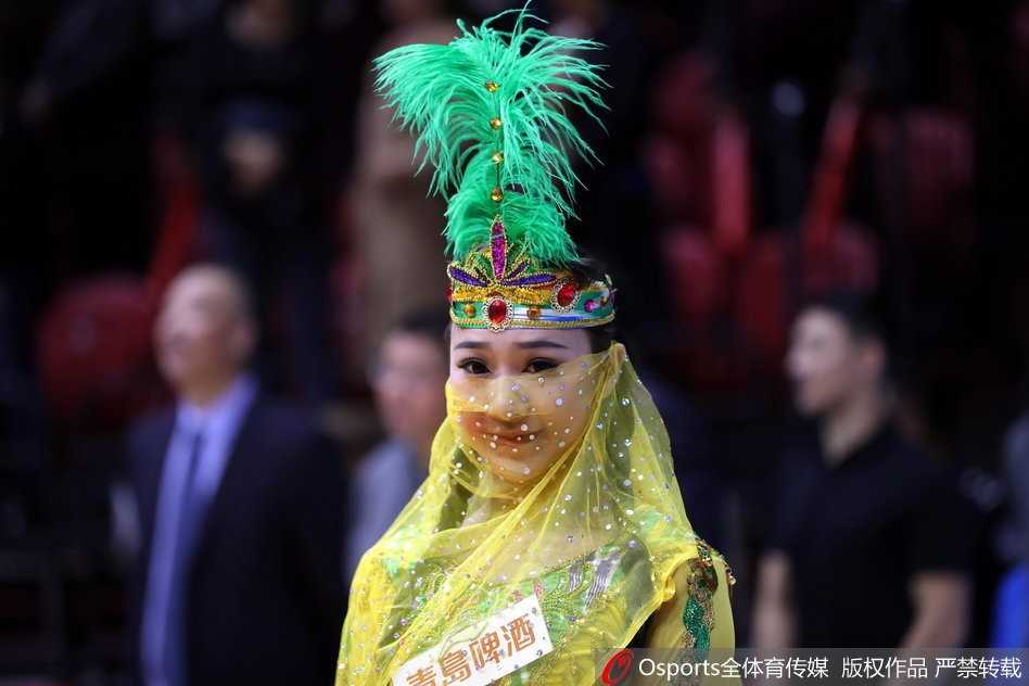 新疆啦啦队整齐划一的动作极具视觉冲击力，她们不仅是球队的颜值担当，更是主场最卖力的第六人。