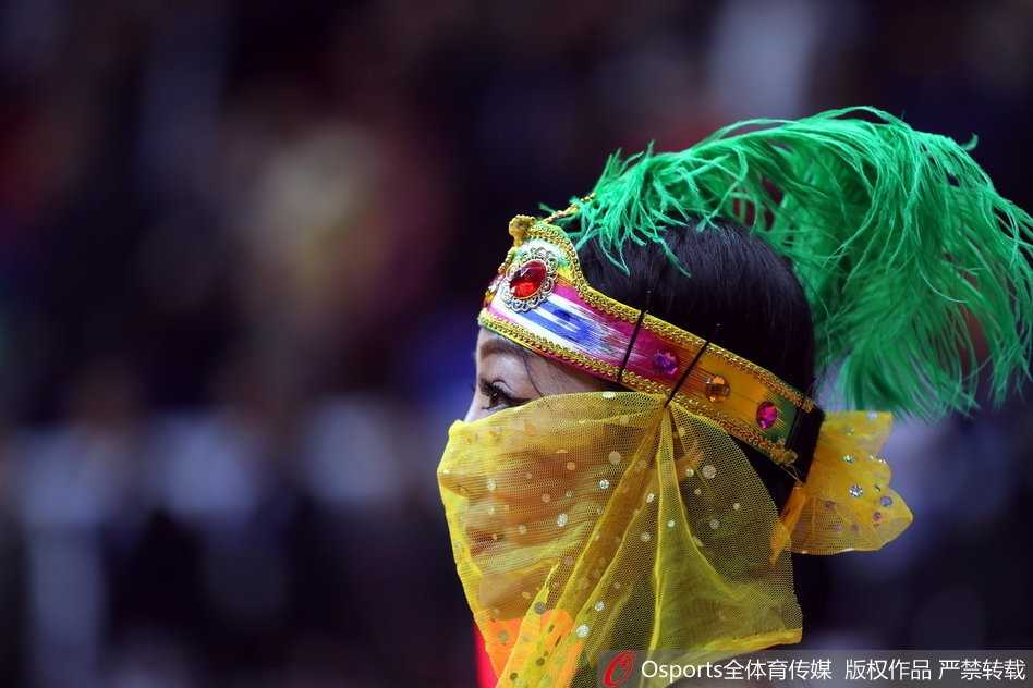 赛场中央，新疆篮球宝贝们尽情释放活力，她们用热辣的舞蹈将红山体育馆的主场气氛推向了最高潮。