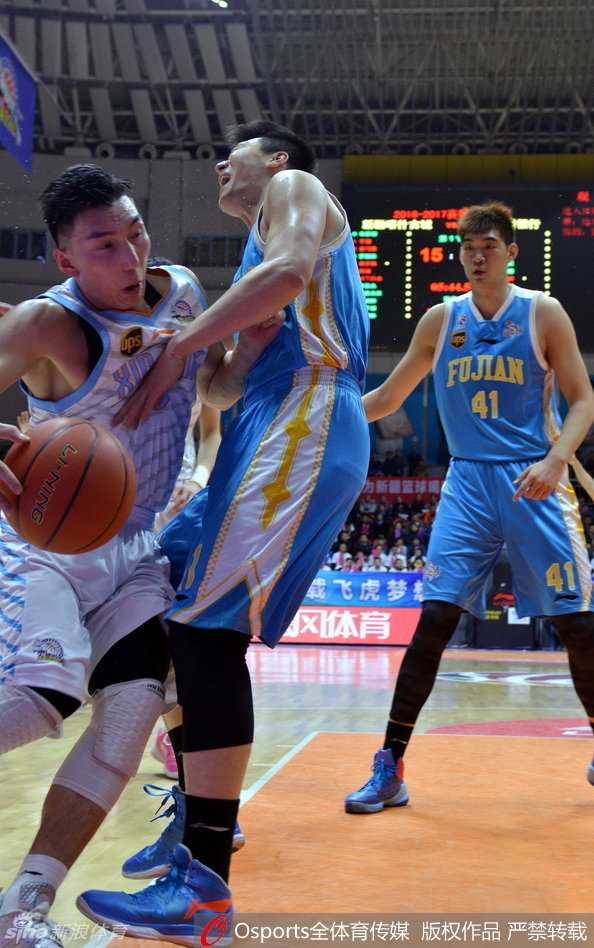 一次激烈的篮下卡位中，双方球员人仰马翻，一名球员痛苦倒地捂住腿部，裁判紧急吹停比赛，空气中弥漫着紧张的气息