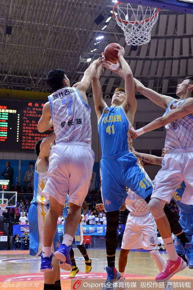 新疆队外线尖刀西热力江眼神如炬，在挡拆后迎着防守人，手腕轻抖划出一道彩虹，篮球空心入网，写意上篮瞬间点燃全场