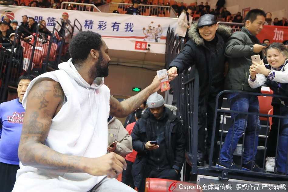 一位女球迷拿出手机拍下布莱切签名的瞬间，脸上洋溢着幸福的笑容，这无疑是属于她的珍贵记忆。