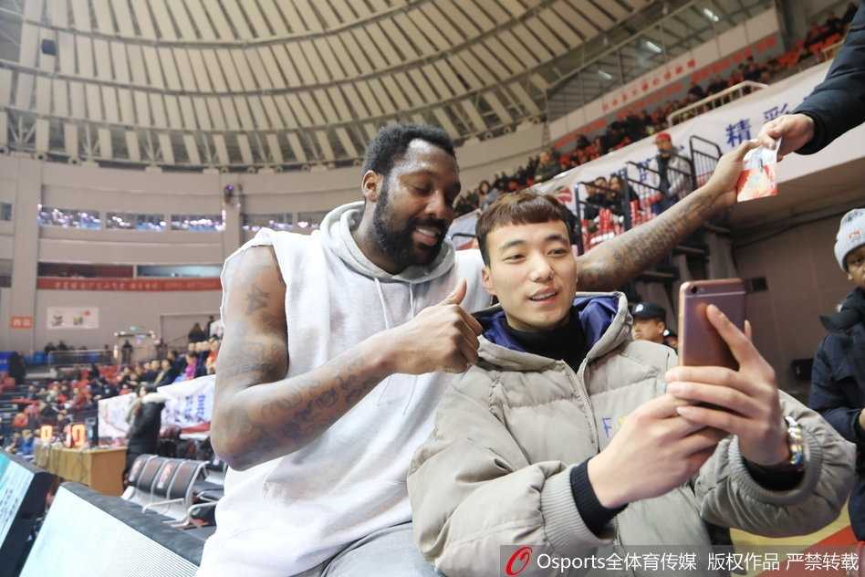 比赛结束，布莱切在球员通道内被球迷团团围住，他依然耐心地满足着大家的签名请求，场面热烈而有序。