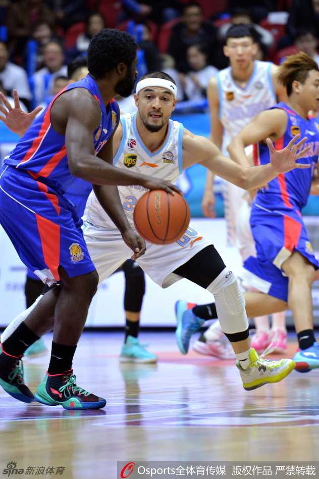 大魔王周琦高举双臂快攻劈扣，长臂舒展如大鹏展翅，这一刻天赋尽显无遗。