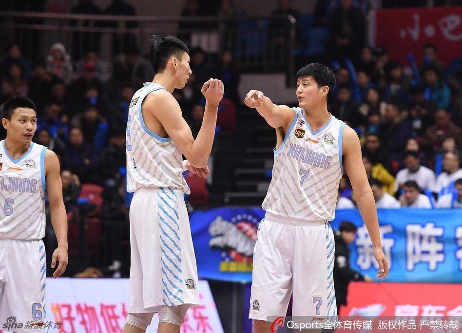 亚当斯人缝中犀利突破，如一道白色闪电撕开广东防线，飞身上篮只为胜利而战。