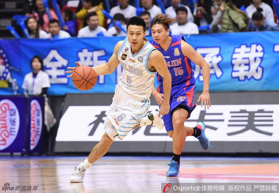 铁血队长可兰白克贴防周鹏，手臂缠绕寸步不让，他用沉默的强硬守护着新疆的侧翼。