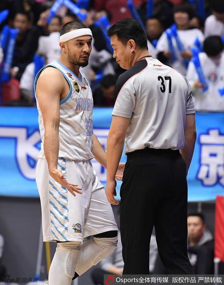 布莱切巨掌遮天蔽日送上大帽，他不仅是进攻万花筒，更是守护禁区的灵活胖子。