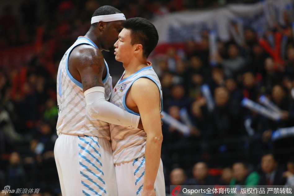 战友情深，布拉切与李根在激烈的辽疆大战后紧紧相拥，身旁的郭艾伦、韩德君和周琦神情各异，这一刻既是竞争对手的敬意，也是国家队队友的问候。