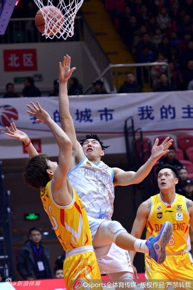 新疆防守球员如八爪鱼般展开长臂，指尖几乎要触碰到同曦队巴赫拉米刚出手的皮球，这一瞬间的防守压迫感让整个空间都仿佛凝固了。