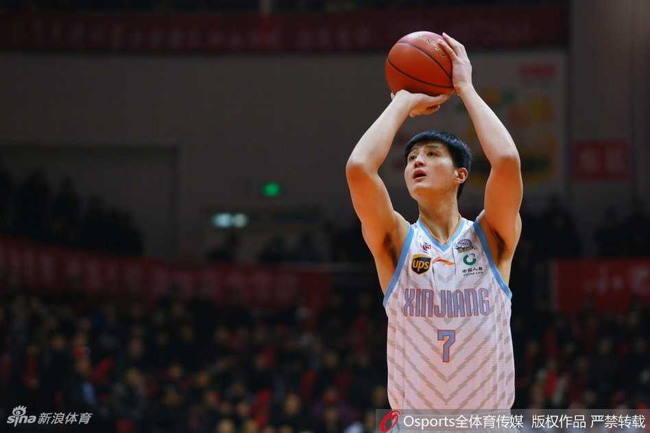 新疆队发动快攻瞬间，白色球衣的球员如四线并进的利箭撕破同曦防线，篮球在三人手中飞速传导，整个进攻体系流畅得如同精密运转的时钟。