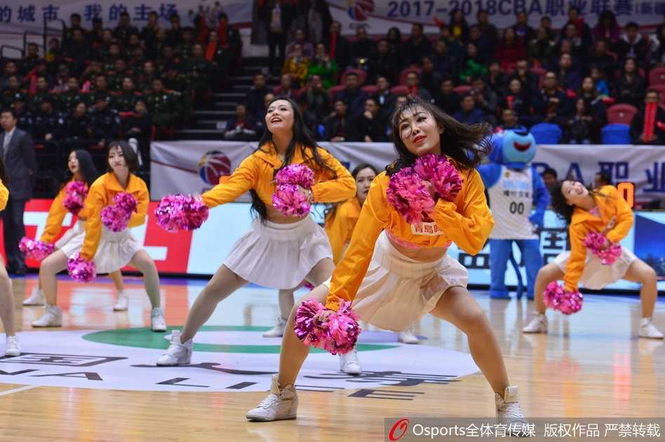 镜头拉远，红山体育馆内座无虚席，场中央的篮球宝贝们构成了一幅动感的画面，她们的活力与现场蓝色的座椅形成鲜明对比。