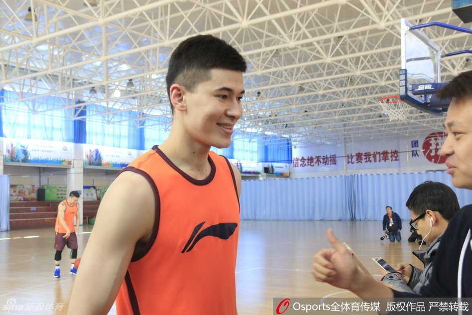 刚刚结束对抗训练的俞长栋坐在场边，队医正仔细地为他按摩放松脚部肌肉。他表情轻松，与队友开着玩笑，展现出一名硬汉对于小伤小病的乐观与坚韧。