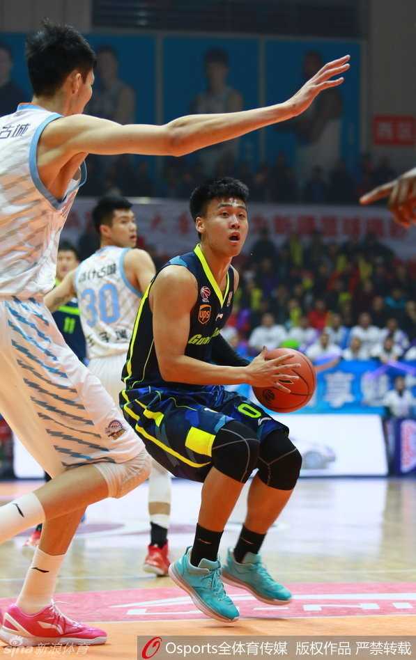 布拉奇在比赛中展现全能身手，面对防守球员的干扰，他依然自信地掌控着球队的进攻节奏。