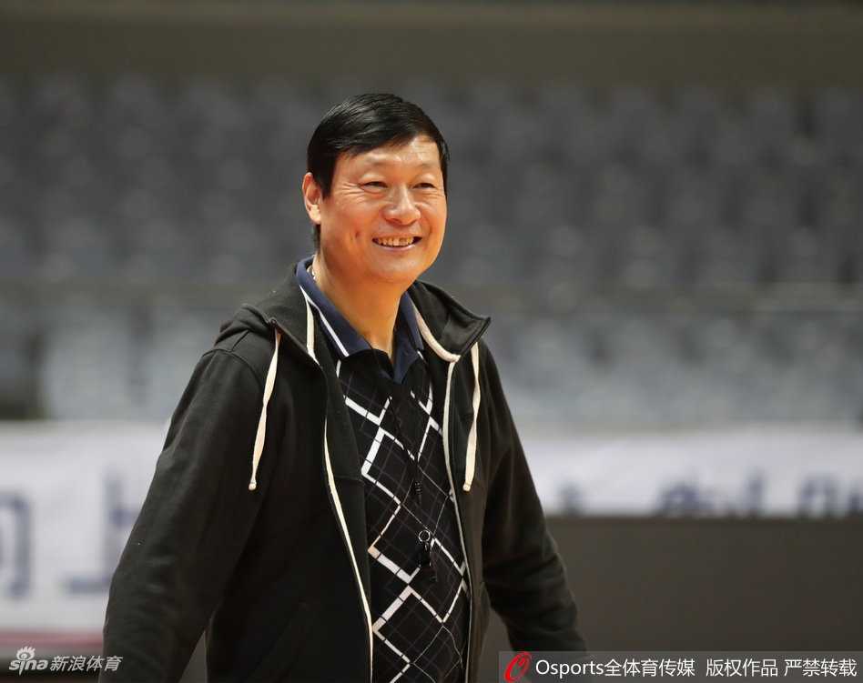 内线悍将孙桐林在低位要球，肌肉线条分明，他在对抗中强行转身，展现出了近期火热的竞技状态。