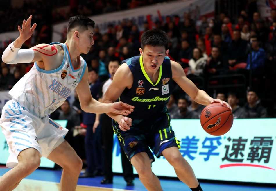 李根背身单打，肌肉碰撞间完成高难度后仰跳投，此役他三分球9投6中，用31分的赛季新高宣告了自己的价值。