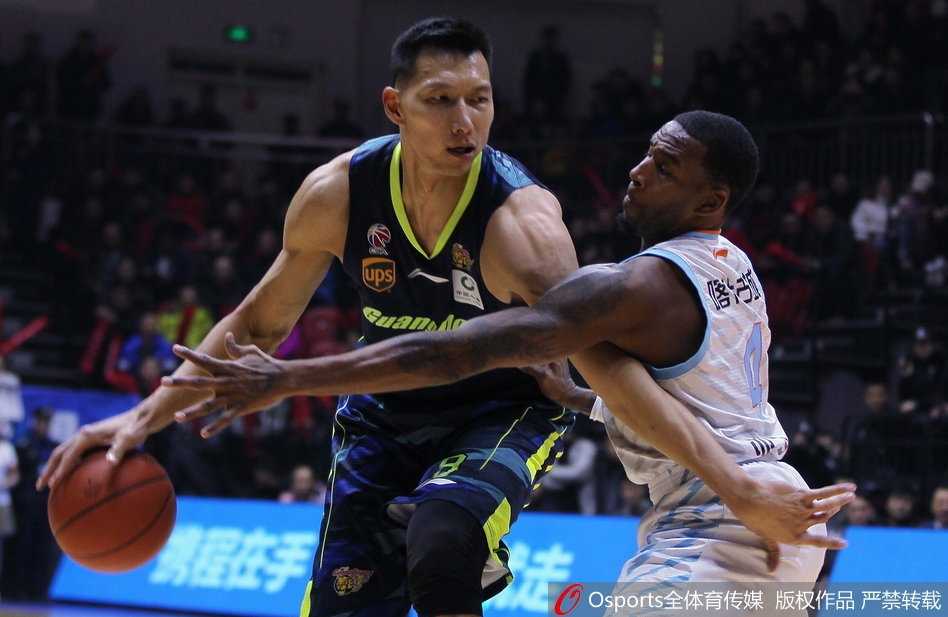 易建联在新疆双人夹击下强行起跳，空中对抗后依然保持出手稳定，全场24分11篮板的数据背后，是独木难支的悲壮。