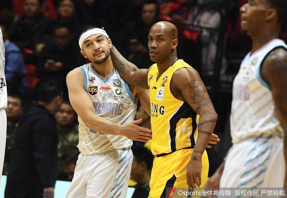 比赛结束的哨声响起，新疆队员们紧紧拥抱在一起，庆祝这场来之不易的加时胜利，整个红山体育馆瞬间变成了欢乐的海洋。